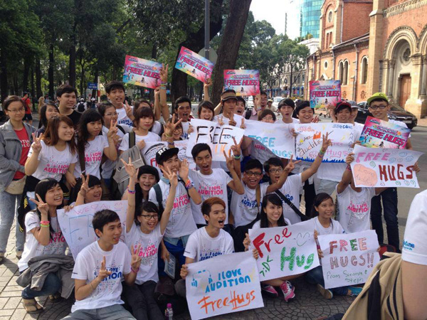 Du khách nước ngoài ấn tượng mạnh với “Ngày hội Free Hugs” 1
