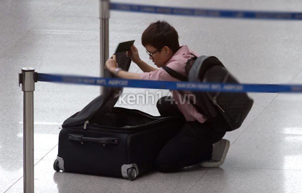 Thiều Bảo Trang ôm và hôn Phương Uyên ở sân bay 4