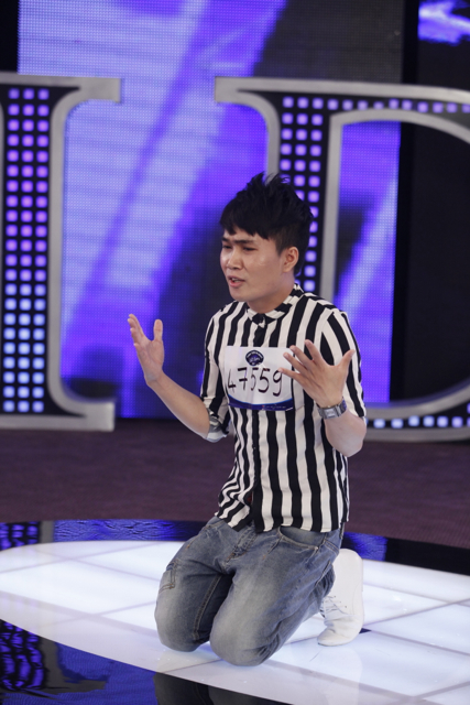 Quân Kun &quot;sịp vàng&quot; gây shock khi quỳ lạy giám khảo Vietnam Idol 1