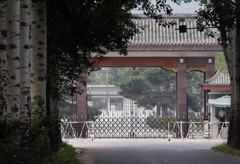 Nhà tù Qincheng (Tần Thành) nằm trong vùng đồi núi cách Bắc Kinh về phía bắc chừng 1 giờ chạy xe và được canh gác cẩn mật. Nhà tù này được xây dựng từ năm 1958 và là nơi giam giữ tội phạm chính trị và tội phạm trong quân đội của Trung Quốc.