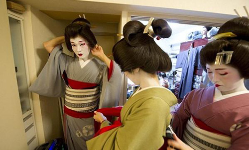 Cuộc sống của một Geisha nam sau lớp phấn trang điểm - 11