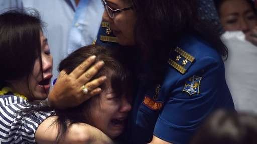 Người thân khóc ngất khi Indonesia tìm thấy thi thể
