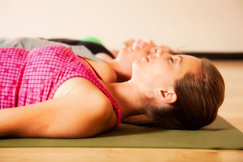 6 động tác yoga làm giảm đau lưng - 4