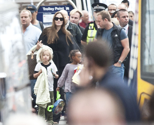Khoảng 2h 30 phút chiều ngày 16/8, gia đình Angelina Jolie đặt chân tới Glasgow
