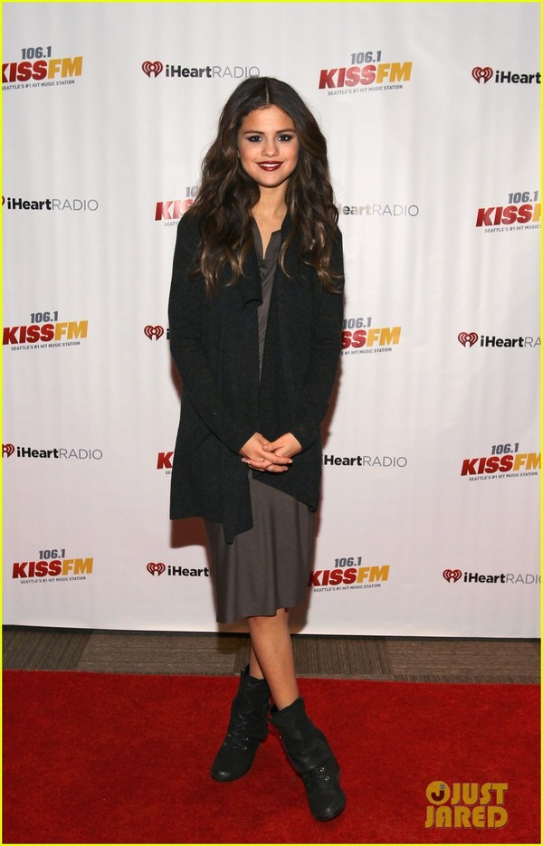 Selena Gomez đang xuống sắc trầm trọng với style &quot;quý bà&quot; 5