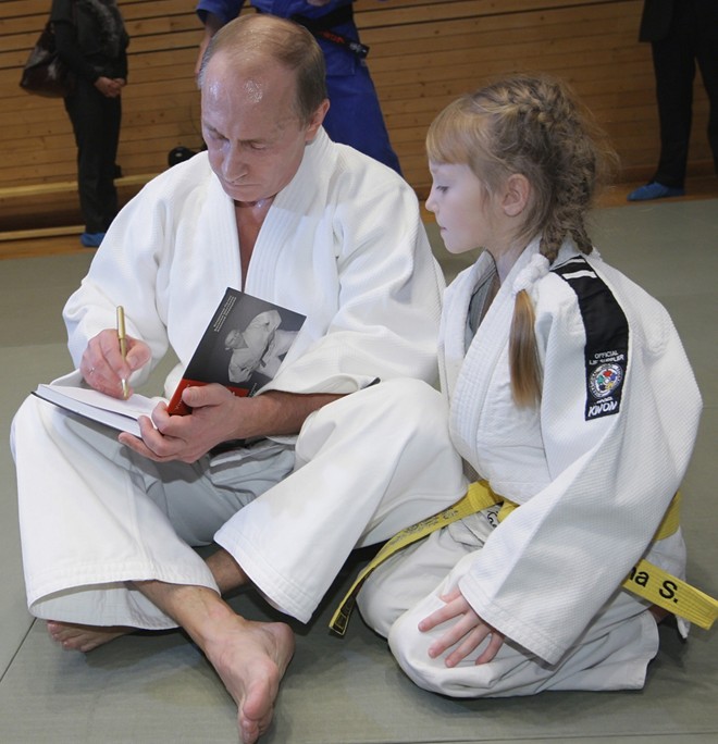 Ông Putin ký tặng sách cho một nữ võ sinh nhỏ tuổi học tại trung tâm thể thao ở St. Petersburg vào tháng 12/2010.