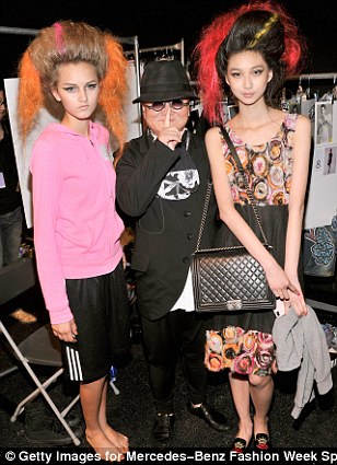 London Fashion Week bị tố sử dụng mẫu teen để mặc đồ size bé 2