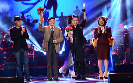 ...lên nhận giải Bài hát yêu thích tháng 11 tối ngày 2/12 tại Hà Nội