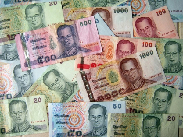 Bạn có thể sẽ bị bắt nếu dẫm lên tiền baht. Ảnh:  Flickr.