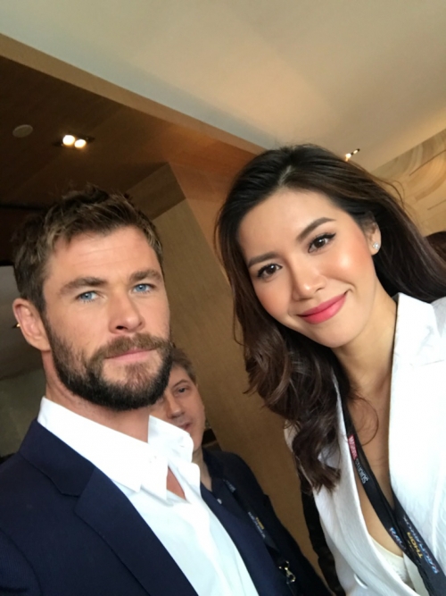 Mở đầu buổi phỏng vấn, Chris Hemsworth đã nhận xét về Minh Tú như sau: “Bạn là người phỏng vấn tuyệt nhất”. Minh Tú đáp lại bằng một câu hỏi khá thông minh: “Anh có nghĩ mình là nhân vật đẹp trai và hấp dẫn nhất trong các phim Thor không?”.