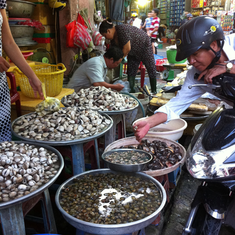 Khách hàng mua hải sản tại chợ chợ căn cứ 26, quận Gò Vấp, TPHCM.