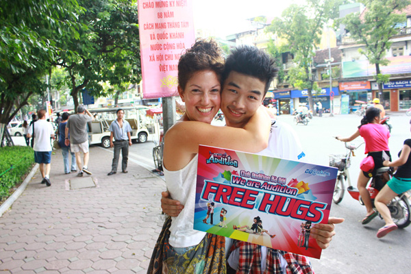 Du khách nước ngoài ấn tượng mạnh với “Ngày hội Free Hugs” 13