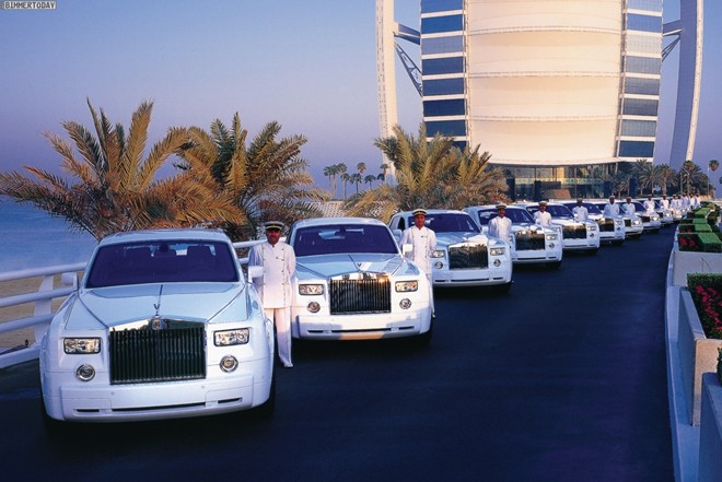 Siêu xe: Bạn sẽ được thỏa thích chiêm ngưỡng những chiếc xe sang trọng và đắt tiền nhất thế giới. Nếu hầu bao rủng rỉnh, bạn còn có thể thuê một chiếc Lamborghini hay Ferrari để dạo phố. Thêm một điều tuyệt vời nữa là giá xăng ở Dubai rất rẻ nên bạn có thể yên tâm vi vu.