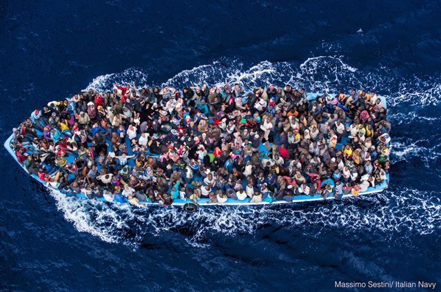 Tàu chở người nhập cư lật, 700 người có thể đã chết