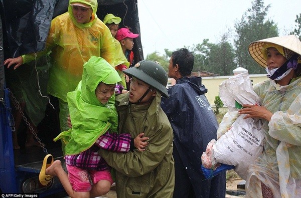 Hình ảnh Việt Nam phòng chống bão Haiyan trên báo nước ngoài 2