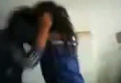Xuất hiện clip nữ sinh đánh nhau dữ dội trong nhà gửi xe