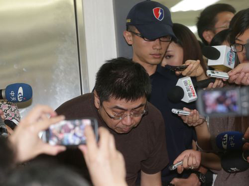 Máy bay Đài Loan rơi: Quan chức gập người xin lỗi - 4