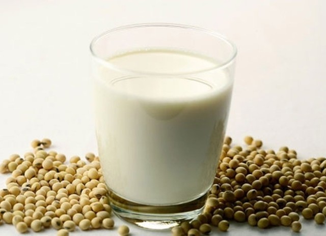 Sữa đậu nành không chỉ tốt cho sức khỏe mà còn giúp nuôi dưỡng làn da.