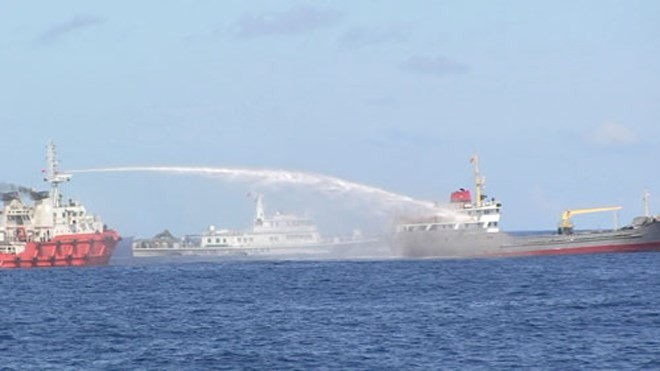 Tàu Trung Quốc liên tục tấn công tàu chấp pháp của Việt Nam. Ảnh: Cảnh sát biển Việt Nam.