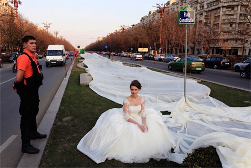 Những cô dâu siêu quậy với váy cưới kỳ cục - 3