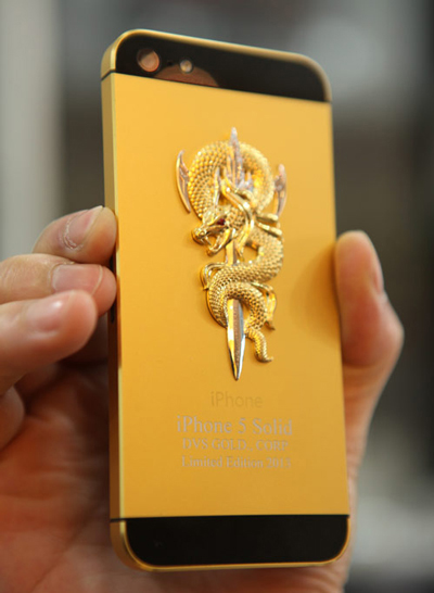Rắn hổ chúa vàng trên iPhone5 giá 113 triệu đồng
