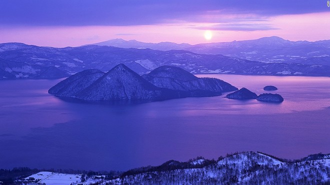 Hồ Toya (Hokkaido): Ngay cả khi nhiệt độ giảm mạnh, hồ Toya vẫn không bị đóng băng. Hồ nước là tàn tích của một núi lửa sụt xuống sau khi phun trào. Núi Usu nằm ở rìa phía nam Toya và đảo Nakajima nằm chính giữa hồ.