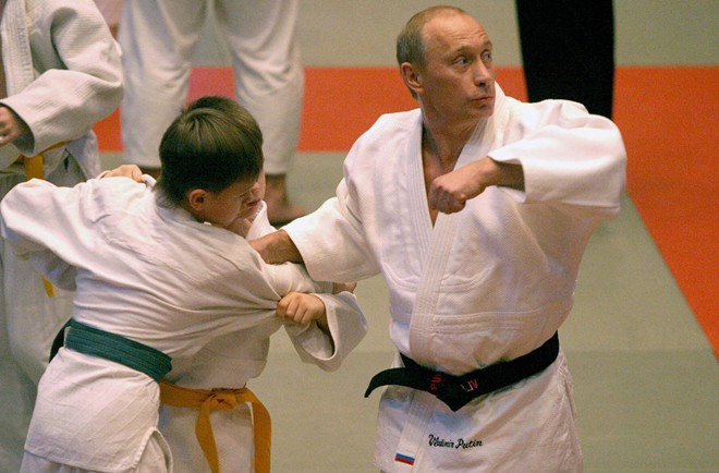 Tổng thống Putin thị phạm một chiêu thức trong võ judo cho các võ sinh nhỏ tuổi tại trường thể thao ở St. Petersburg vào tháng 12/2005.