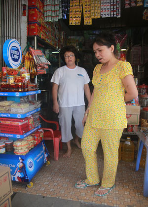 Chị Chi đứng tại hiện trường nơi chai bia phát nổ