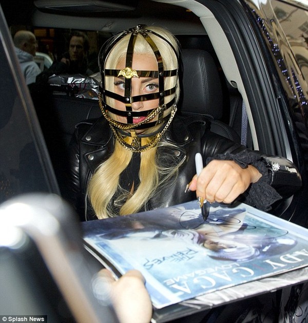 Lady Gaga đeo rọ đầu ra phố 4