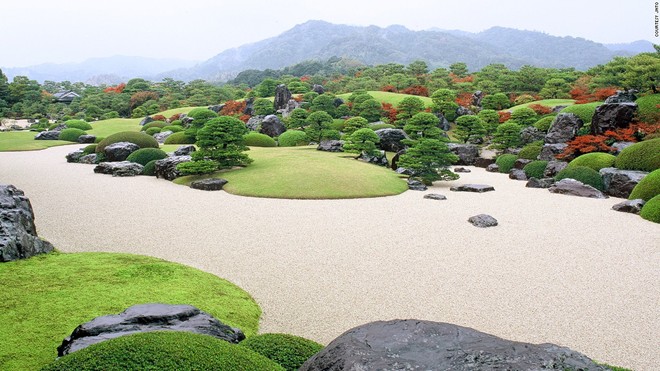Bảo tàng Nghệ thuật Adachi (Shimane): Khu vườn Adachi nằm trong khuôn viên bảo tàng Nghệ thuật Adachi được coi là “bức tranh sống về Nhật Bản” và là một trong những khu vườn đẹp nhất đất nước này. 