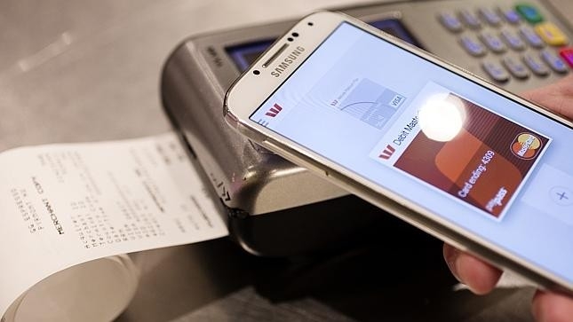  8. Thanh toán với Samsung Pay  Cùng với màn ra mắt Galaxy S6 và S6 Edge, hãng công nghệ Hàn Quốc đã tung ra “Samsung Pay”. Dựa trên sự kết hợp giữa NFC và STDs, giải pháp này cho phép người dùng thanh toán hàng hoá, dịch vụ nhờ bộ nhận diện vân tay trên smartphone. Đây được xem là chiêu bài cạnh tranh của hãng đối với Apple Pay, Google Wallet, PayPal
