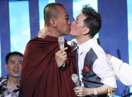 Màn hôn môi gây sốc giữa Đàm Vĩnh Hưng và nhà sư trẻ tuổi (ảnh: internet)