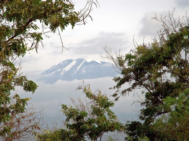 Dãy núi Kilimanjaro, Tanzania: Ngọn núi tuyết đẹp như tranh vẽ có thể sẽ không còn tồn tại. Trong khoảng thời gian từ 1912 – 2007, dải băng của Kilimanjaro đã bị thu hẹp một con số khổng lồ là 85%. 