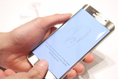 11. Cải thiện cảm biến vân tay  Galaxy S5 là smartphone đầu tiên được Samsung trang bị công nghệ nhận dạng vân tay. Tuy nhiên, tính năng này chưa thuận tiện khi người dùng phải thao tác vuốt đúng hướng từ trên xuống. Tính năng này đã được Samsung cải tiến trên S6 và S6 Edge khi người dùng chỉ cần chạm nhẹ vào nút Home là có thể mở máy. (Ảnh: YouTube)