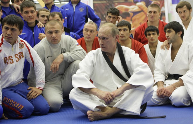 Thủ tướng Putin ngồi trò chuyện cùng các vận động viên tập luyện tại khu phức hợp thể thao ở St. Petersburg tháng 12/2010.