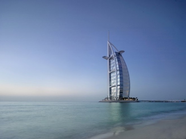 Hoàn thành vào năm 1999, khách sạn Burj Al Arab ở Dubai cao thứ 4 trên thế giới, nằm trên một hòn đảo nhân tạo ở vịnh Ba Tư. Nơi đây được mệnh danh là 