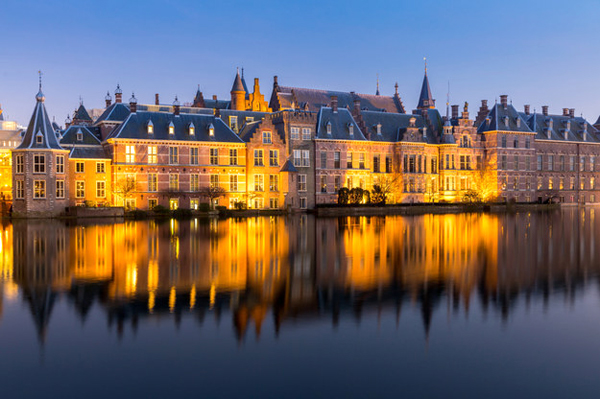 Tòa nhà quốc hội Hà Lan được xây cạnh hồ nước trong vắt.