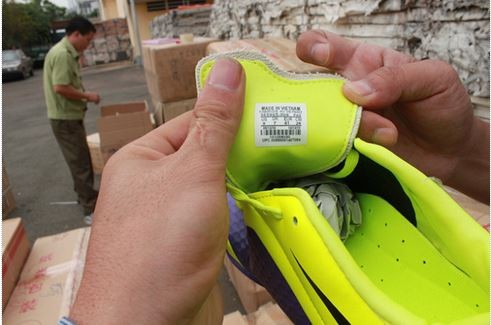 Giày thể thao hiệu Nike sản xuất từ Trung Quốc gắn mắc xuất xứ VN.