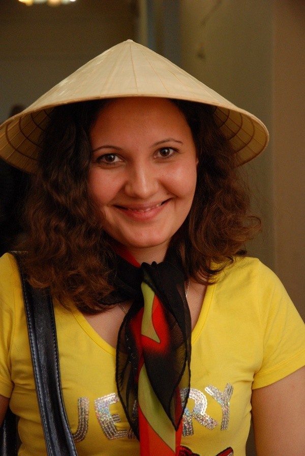 Phụ nữ nước ngoài &quot;đẹp lạ&quot; bên chiếc nón lá của người Việt 3