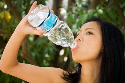 Ớn lạnh nước uống đóng chai chứa 24.520 loại hóa chất