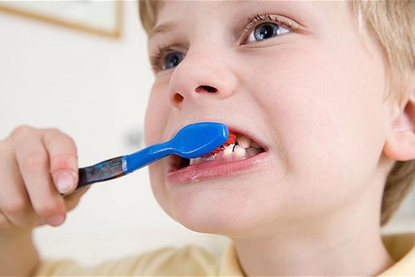 Đánh răng với lực mạnh sẽ gây hại cho răng của bạn