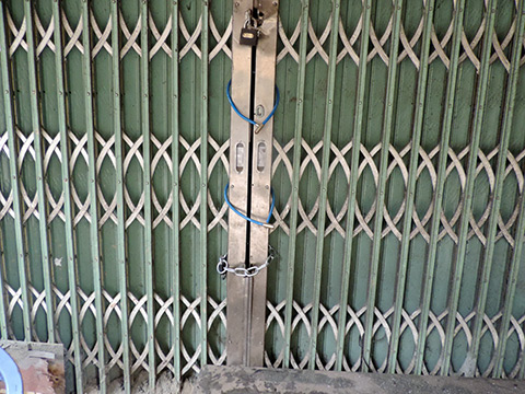 4 chiếc khóa tại cửa gara chứa xe ô tô của sư Thích Minh Phượng