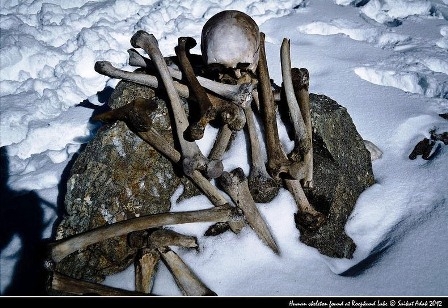 Vào mùa băng tuyết tan chảy, mặt hồ trồi lên rất nhiều bộ xương rất đáng sợ