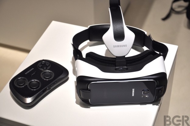 9. Trải nghiệm tai nghe thực tế ảo  Tai nghe thực tế ảo Gear VR của Samsung sẽ tương thích với Galaxy S6 và S6 Edge. Tương tự như Oculus Rift, Morpheus của Sony và Cardboard của Google, người dùng sẽ có trải nghiệm chơi game và xem phim ấn tượng với Gear VR.  (Ảnh: Chris Smith/BRG)