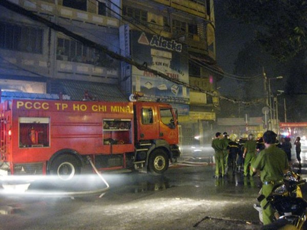 Cháy lớn giữa Sài Gòn, nhiều người được cứu bằng xe thang 1