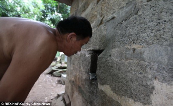 Trung Quốc: Sốc với người đàn ông bị cha mẹ &quot;nhốt&quot; trong nhà đá suốt 30 năm trời