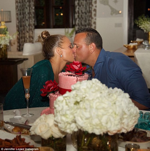 &#10;Jennifer Lopez đón tuổi 49 bằng nụ hôn ngọt ngào với bạn trai kém tuổi Alex Rodriguez&#10;