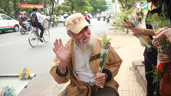 Tình nguyện viên Sài thành tặng hoa cho người bán hàng rong