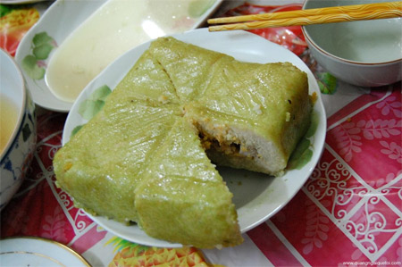 Bánh chưng sau khi được luộc