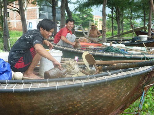 Đổ xô chụp ảnh sóng dữ trước bão số 10 ở Đà Nẵng 13